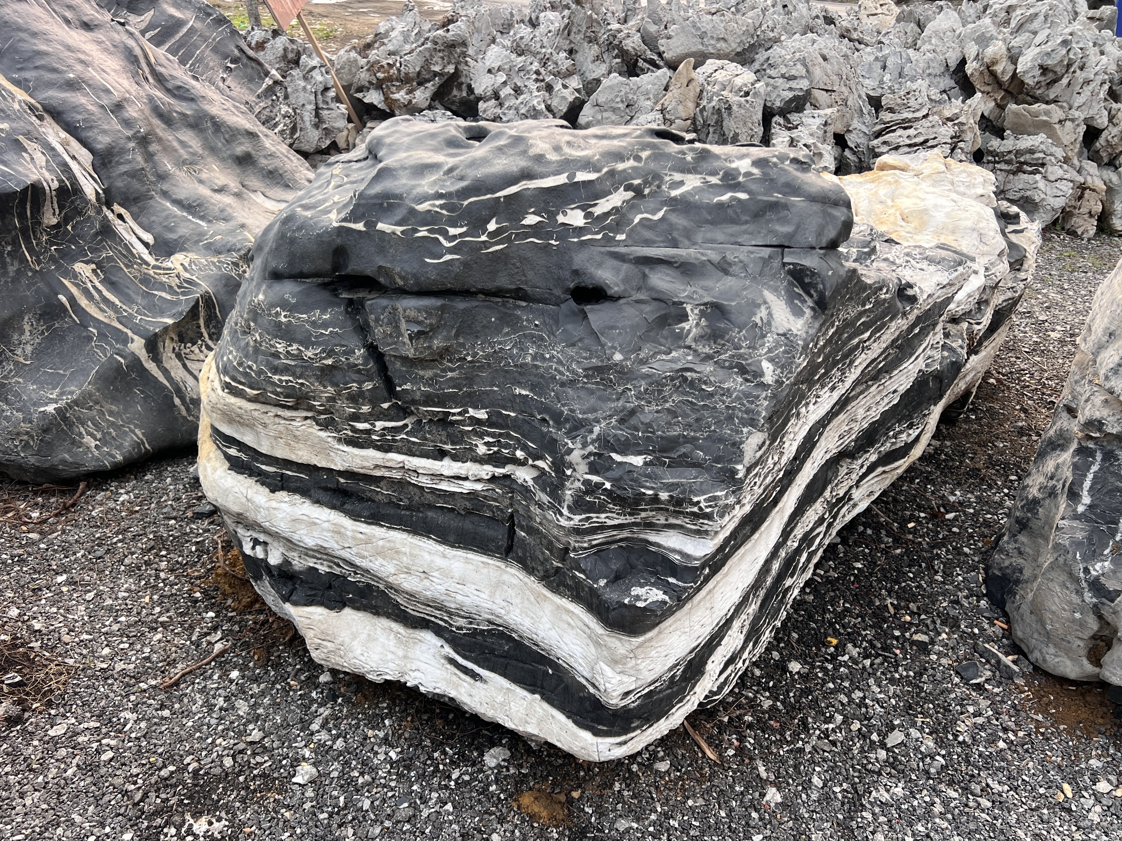 Black Stone Boulders for Garden Landscape Decoration