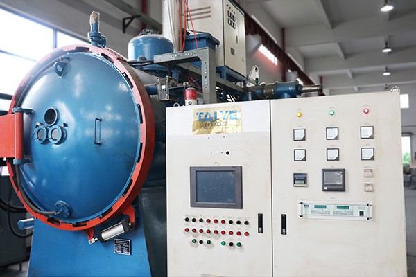 966 Oil Quenching Pressurized Air Cooled Heat Treatment Vacuum Furnace