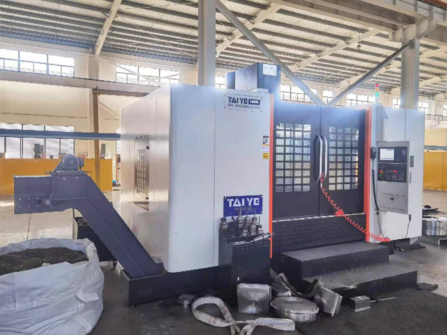 VMC 1370 Fresatrice CNC verticale tipo 3 assi linea dura con controllo Fanuc 0i-MF