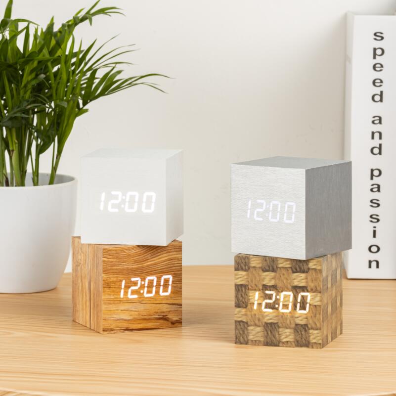 Clock manufacturer Wooden digital LED alarmclock thermometer calendar voice controll