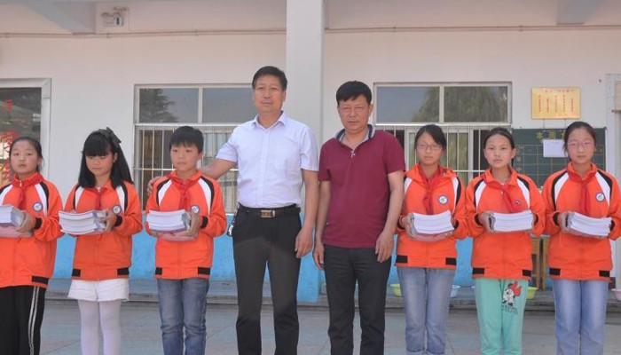 Luoyang Shenyu Molybdenum Co., Ltd. donated a batch of safety education books to Luanchuan Miaozi Town Central Primary School in June 2018