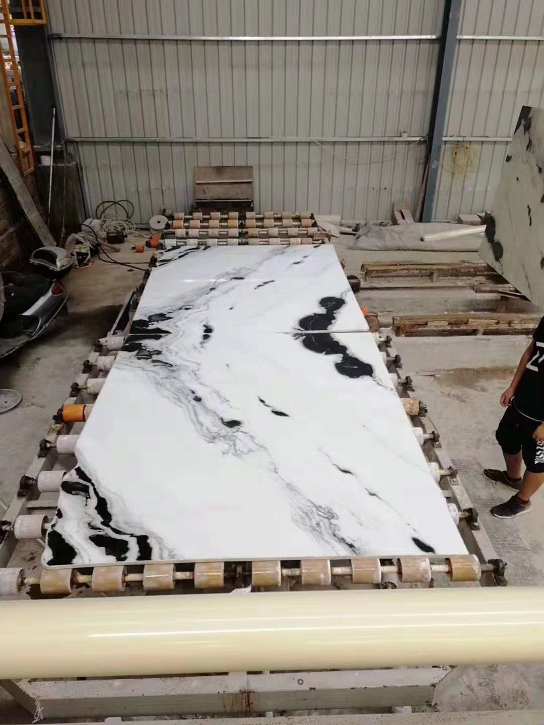 Китай Полированная белая мраморная плита Панда, производитель