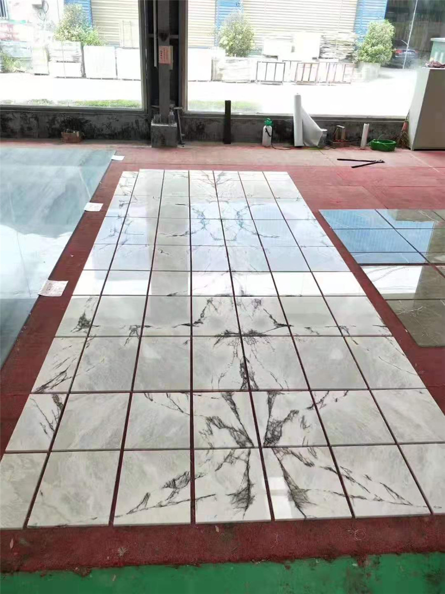 puting marmol na tile ng banyo
