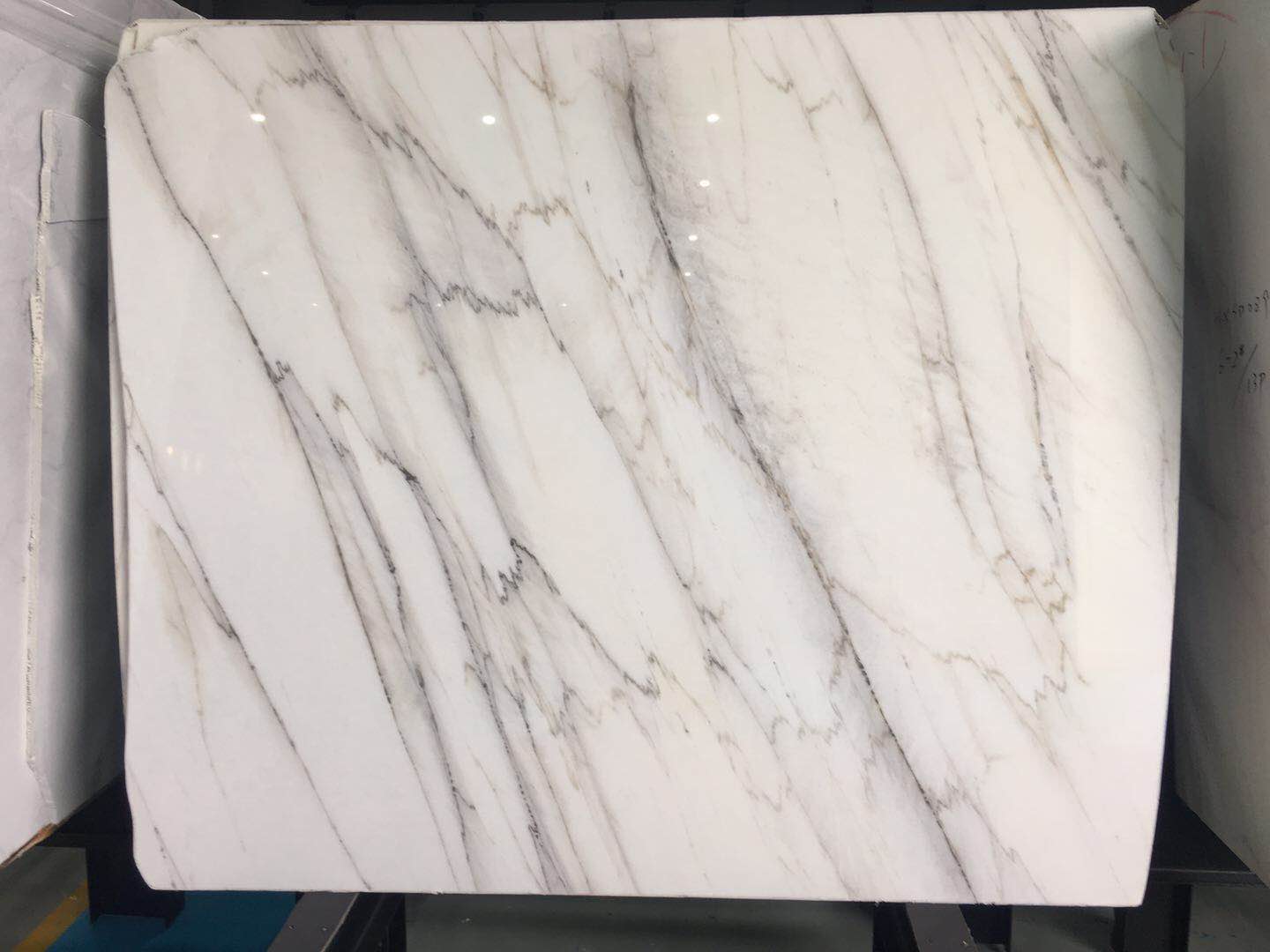 Calacatta Lincoln White marble