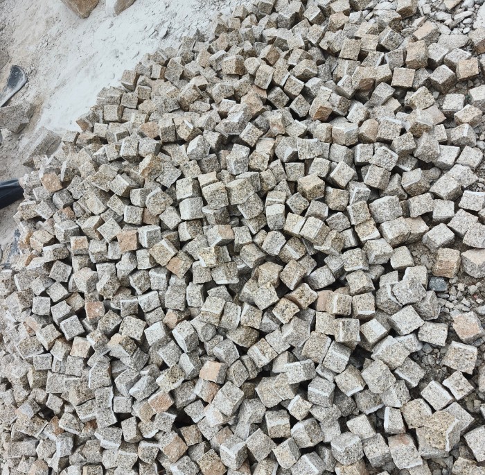 G682 Granite Kerbstone Natural Yellow Granite Paving Stone with Rust