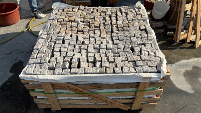 G682 Granite Kerbstone Natural Yellow Granite Paving Stone with Rust