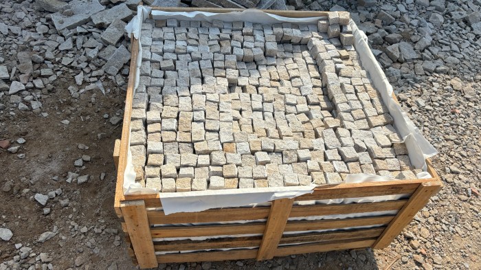 G682 Granite Kerbstone Natural Yellow Granite Paving Stone with Rust