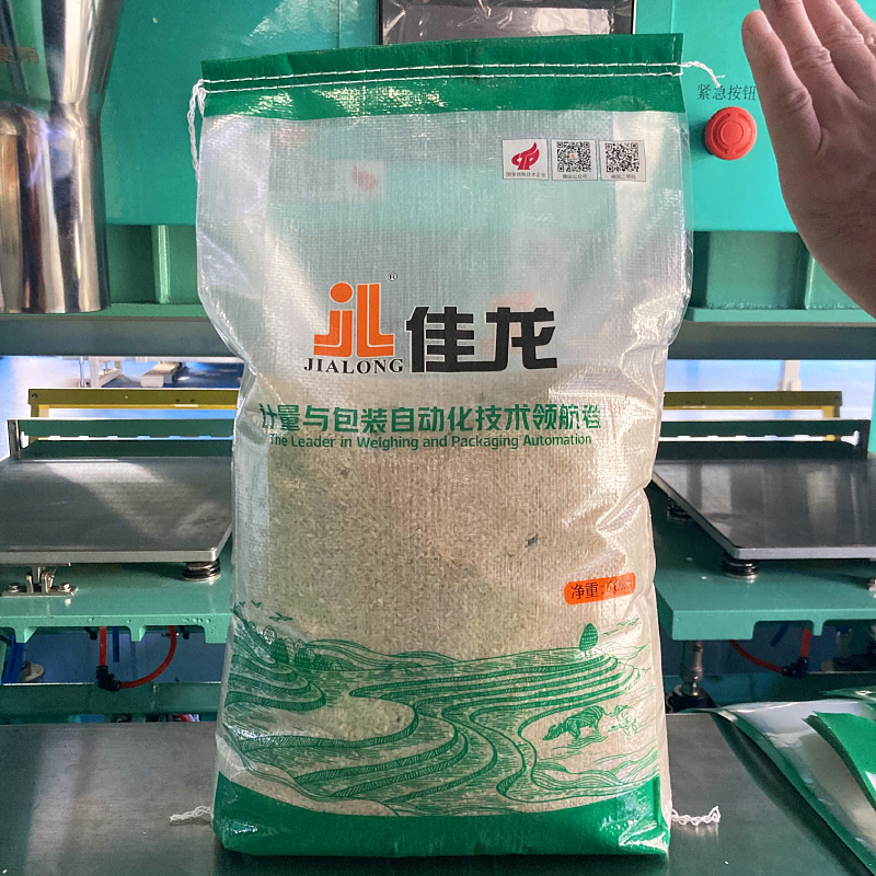 Китай Линия упаковки риса в тканые мешки из полипропилена 5 кг-25 кг, завод по упаковке зерна, производитель