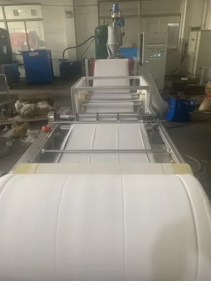 Китай Высококачественная машина для производства нетканых материалов PP Meltblown для медицинской маски, производитель