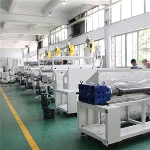 Línea de producción de mascarillas quirúrgicas semiautomáticas de 3 capas Máquina cortadora de mascarillas Material de tela soplada en fusión no tejida