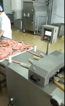 machine à attacher les saucisses