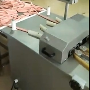 Machine à attacher les saucisses
