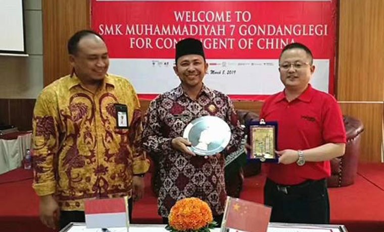 Dolang memulakan kerjasama dengan pemerintah Indonesia