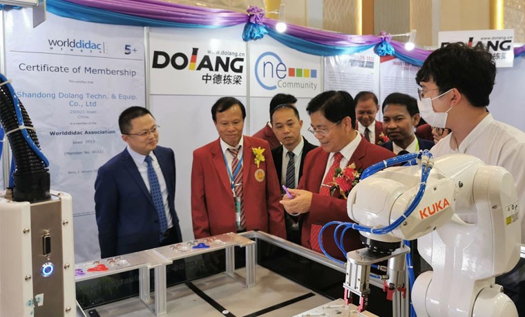 Nagpakita ang Dolang ng Bangkok Vocational Innovation Invention Competition sa Thailand