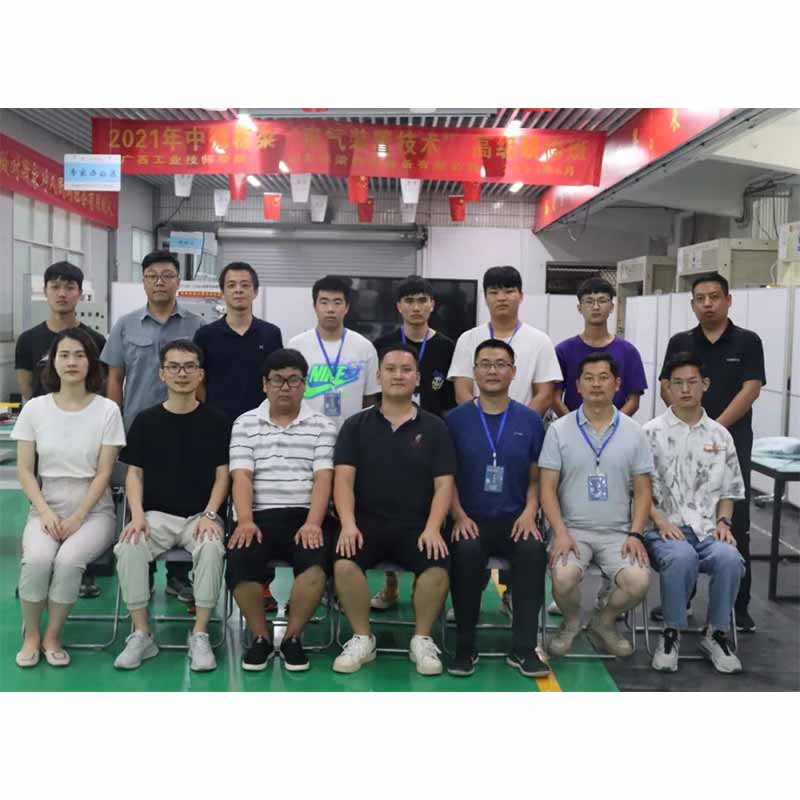 تم الانتهاء بنجاح من دورة تدريبية متقدمة في مجال التركيبات الكهربائية في قاعدة التدريب في Guangxi