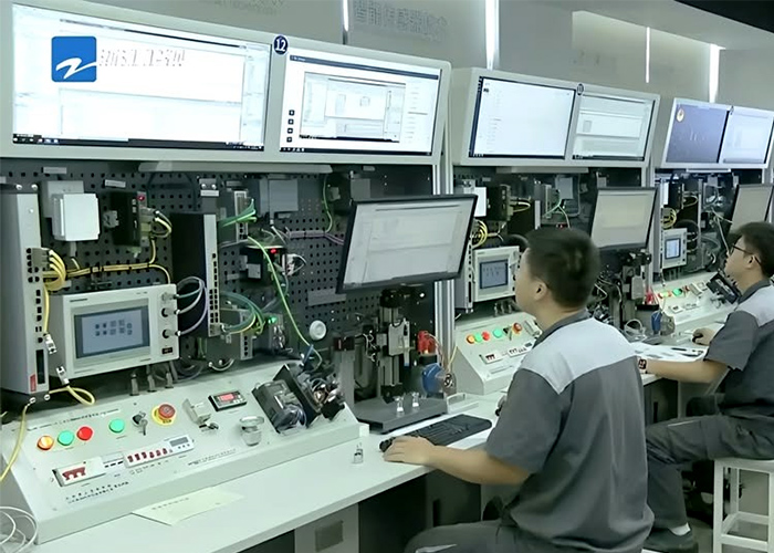 Phòng thí nghiệm thiết bị đào tạo Internet công nghiệp cho trường cao đẳng/đại học nghề, thiết bị đào tạo DOLANG được đài truyền hình Chiết Giang đưa tin