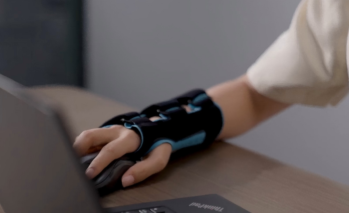 Orthopedic wrist brace