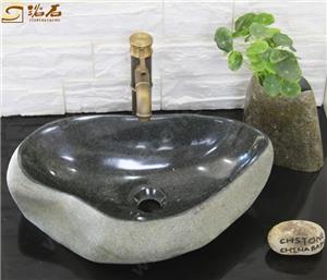 Lavabo de baño de piedra de río oscuro irregular