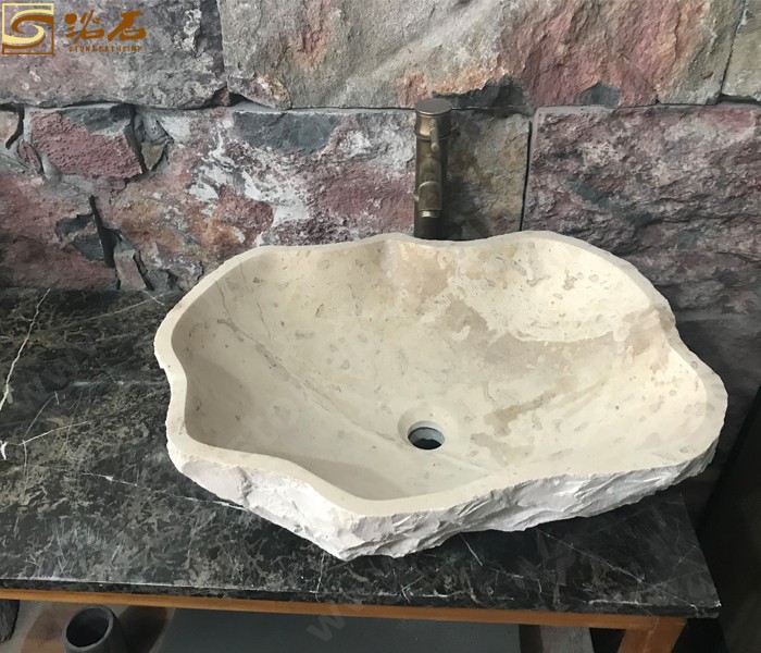 Klassisches Badezimmerbecken aus beigem Marmor