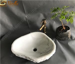 Lavabo de piedra de mármol blanco nublado