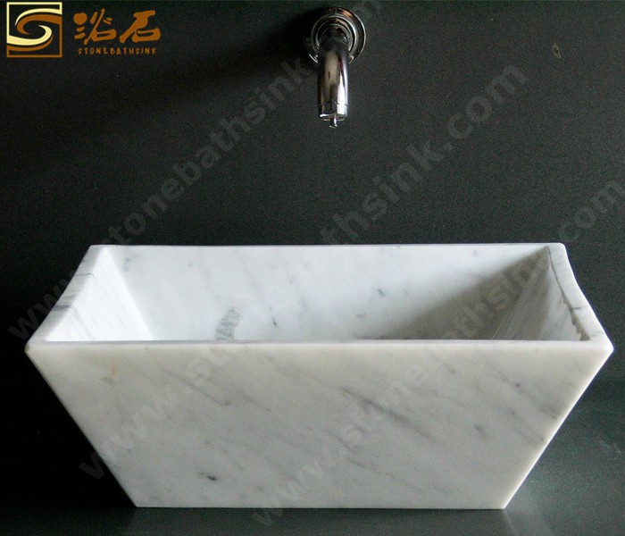 Carrara wit marmeren wastafel in de badkamer