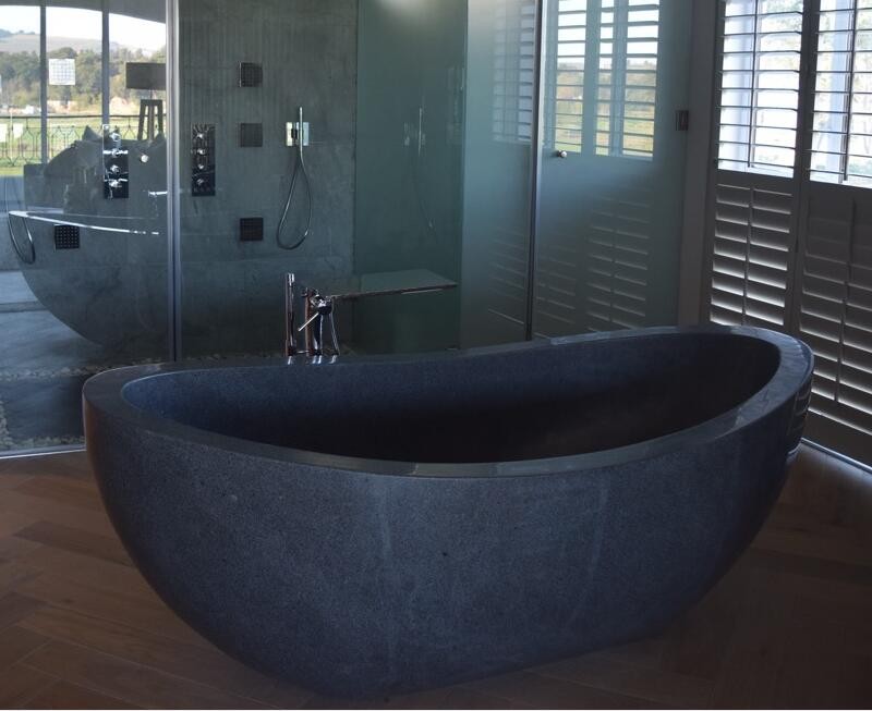 Baignoire de salle de bain en pierre de granit foncé Padang en Afrique