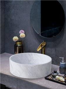 Projekt łazienki: zwiększ swoją przestrzeń dzięki kamiennej umywalce nablatowej