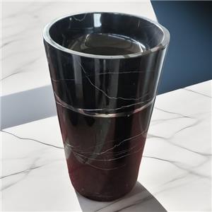 Fregadero de pedestal de mármol blanco negro con anillo dorado alrededor del fregadero