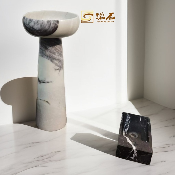 How to cleverly use natural stone in bathroom spaces to highlight their natural texture?