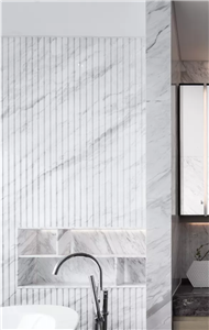 ¿Puedes dar un ejemplo de cómo combinar inteligentemente la piedra con otros materiales para aumentar la profundidad visual?