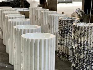 Elegancja wolnostojących kamiennych umywalek: nowy trend w projektowaniu łazienek