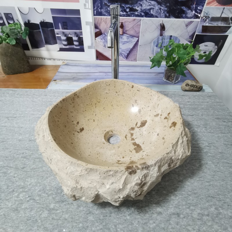 Lavabo de piedra caliza beige con detalles cincelados naturales hechos a mano