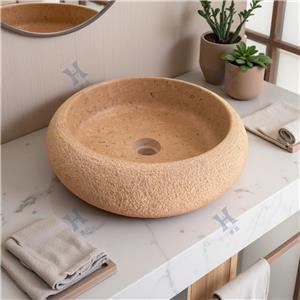 Spazi di un boutique hotel in pietra calcarea naturale per un'esperienza immersiva.