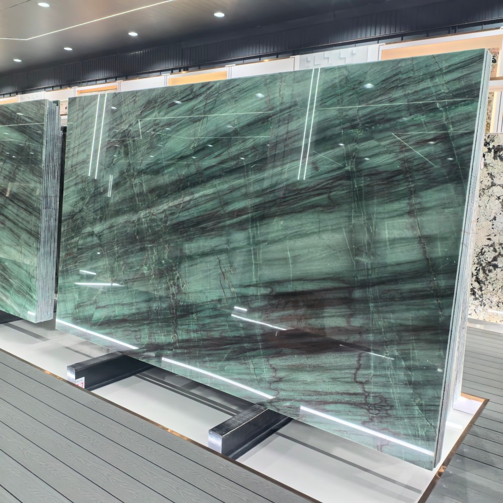 ¿Puedo usar cuarcita de piedra natural en zonas con mucha humedad, como los baños?