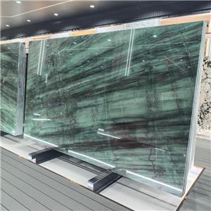 هل يمكنني استخدام حجر الكوارتزيت الطبيعي في المناطق ذات الرطوبة العالية مثل الحمامات؟