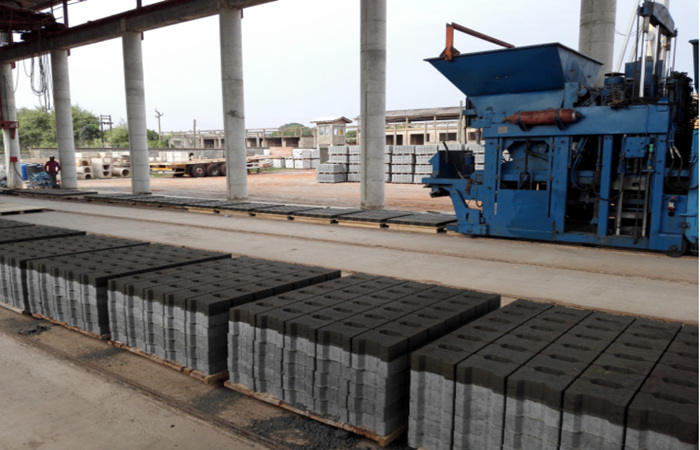 Exportations de machines de fabrication de blocs de ciment vers le Ghana