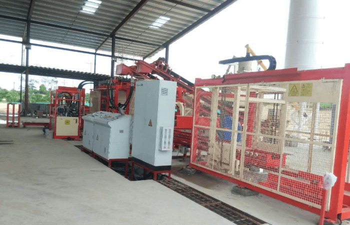 Ligne de production automatique de blocs de ciment QGM ZN1000C fonctionnant au Panama