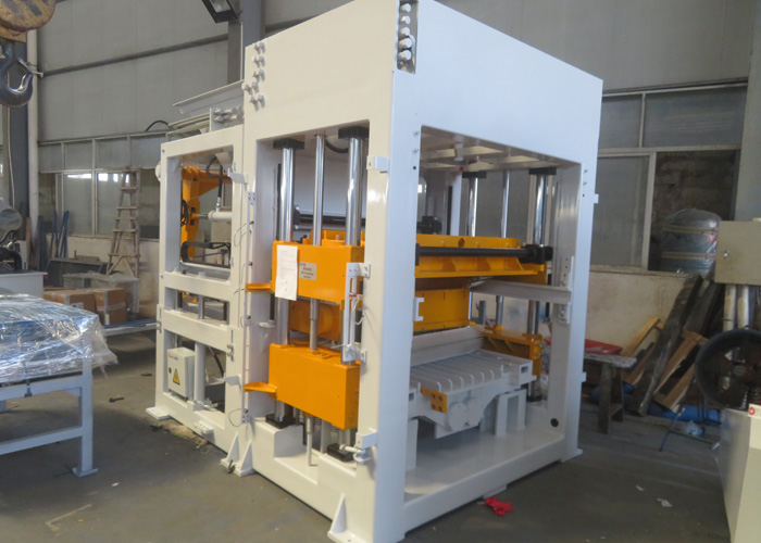 Haute efficacité · Performances robustes | Machine à blocs QGM QT10