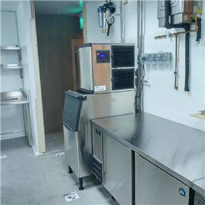 Aplicación de la máquina de hielo en cubos de 500 kg en la cocina del hotel