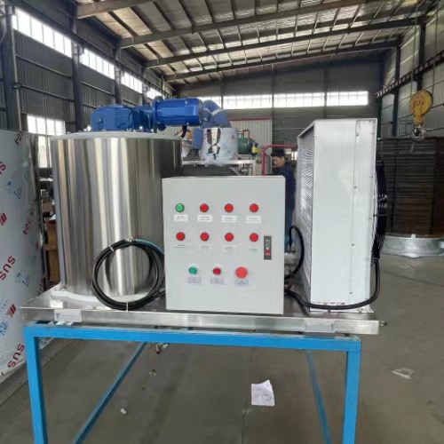 Máquina de hielo en proceso de fabricación en la fábrica de ROBIN