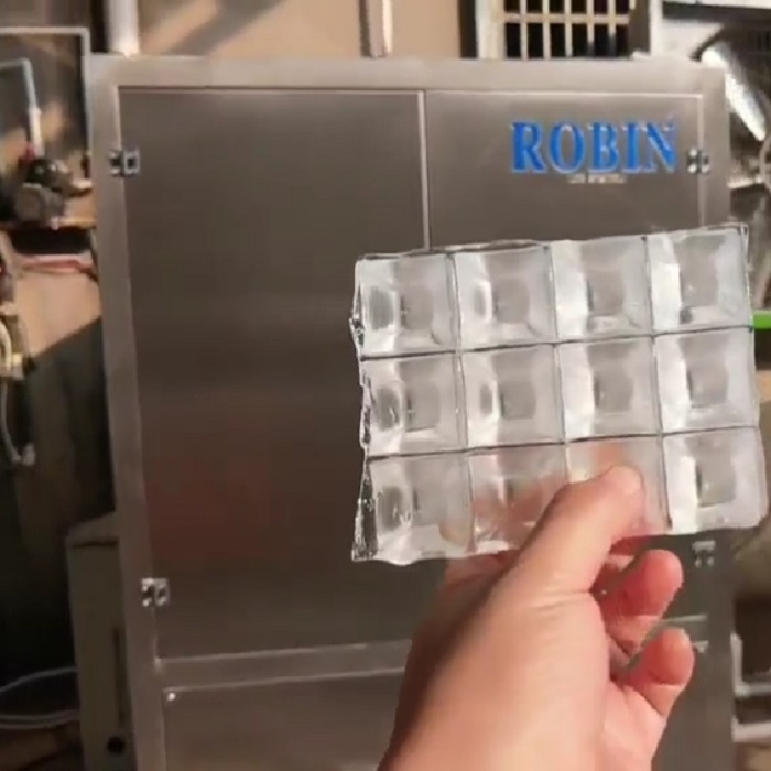 The 1-ton cube ice machine customized for Peruvian customers is being tested