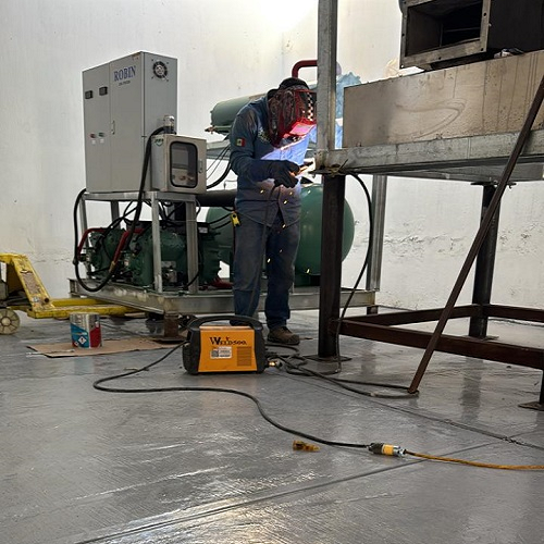 On-site installation of 10-ton tube ice machine for customer in Mexico