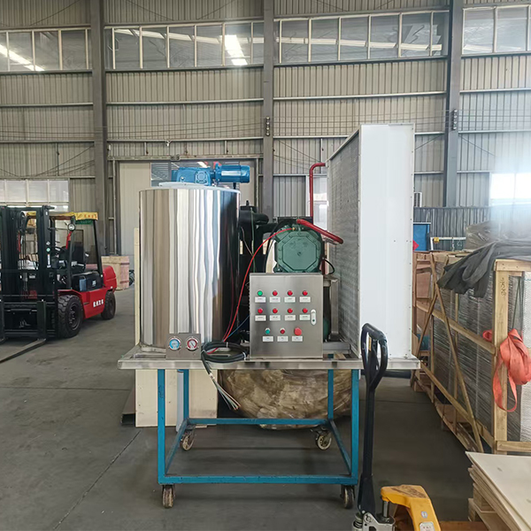 Visita a la fábrica de máquinas de hielo Robin, con especial atención a la máquina de hielo en escamas de 5 toneladas