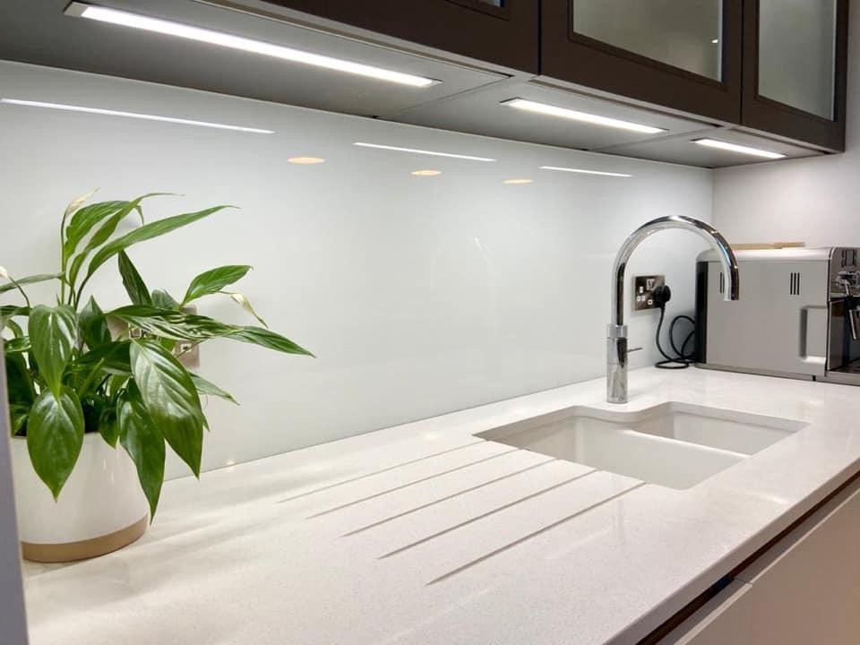Polished White Marble Look Kitchen Quartz Countertop Stone for Bathroom Vanity Countertop