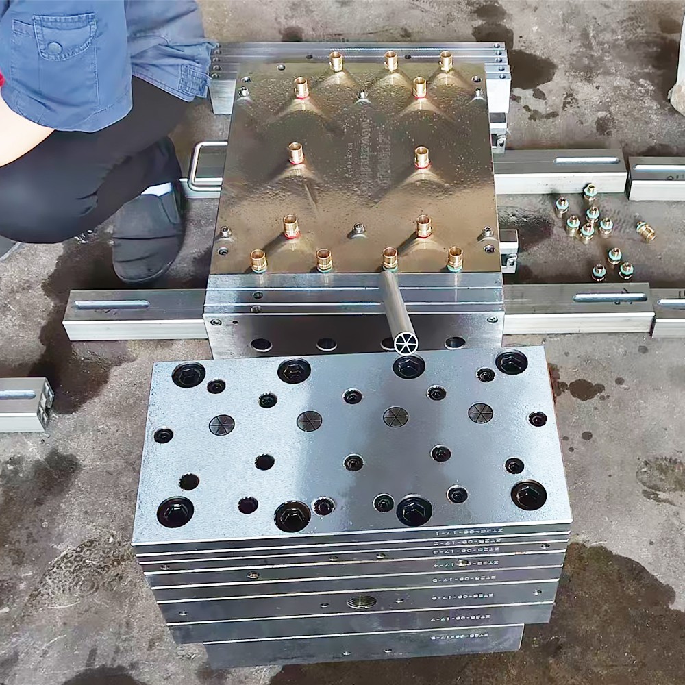 Plastic extrusion mold