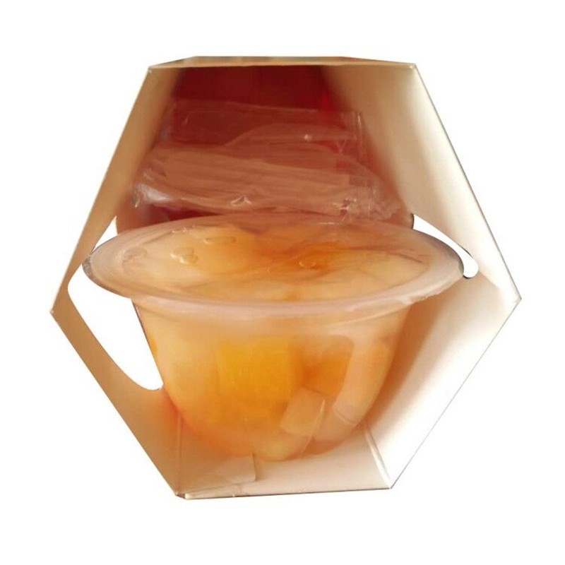 ค็อกเทลผลไม้กระป๋องในน้ำเชื่อมอ่อนๆ