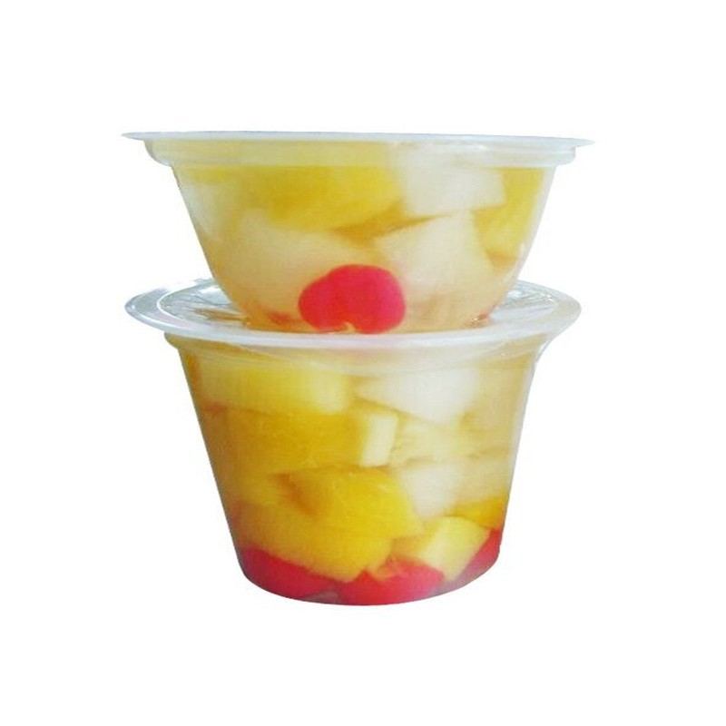 ค็อกเทลผลไม้กระป๋องในน้ำเชื่อมอ่อนๆ