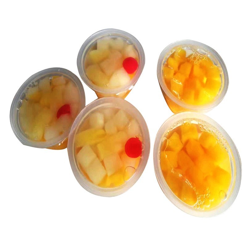 ค็อกเทลผลไม้กระป๋องในน้ำเชื่อมอ่อนๆ