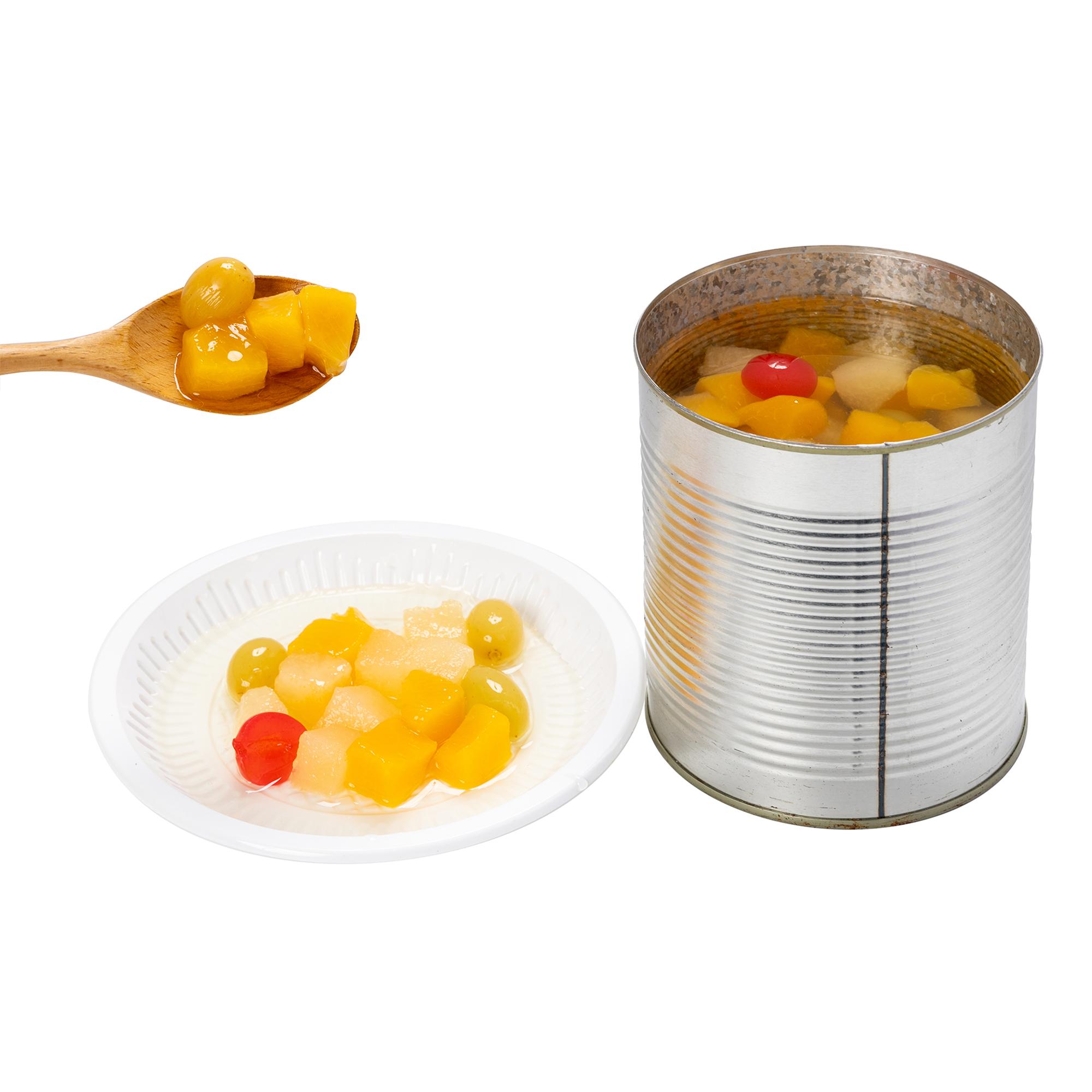 Fruchtcocktail aus der Dose in leichtem Sirup