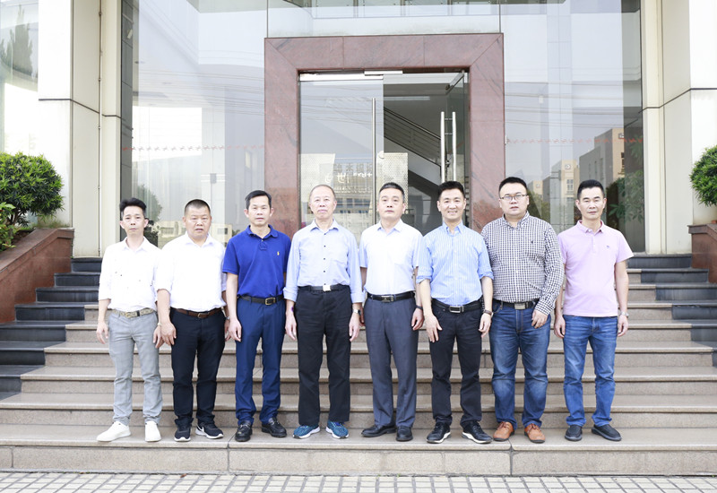 Lv Dongxian, 중국 열처리 협회 사무 총장과 그의 일행이 강한 Metal을 방문하여 안내를 받음